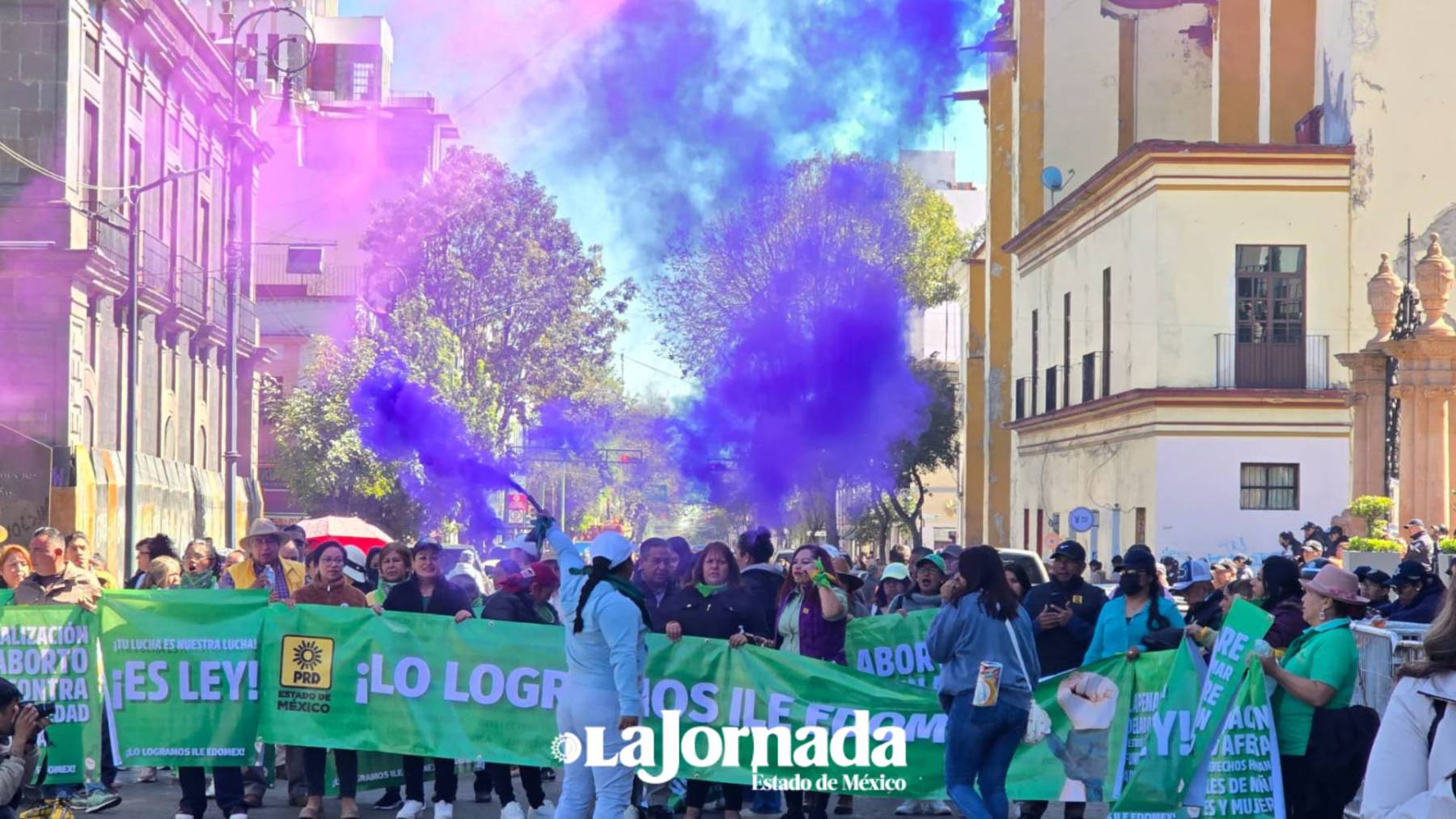 “Chocan” pacíficamente voces en contra y a favor de despenalizar el aborto en Edomex