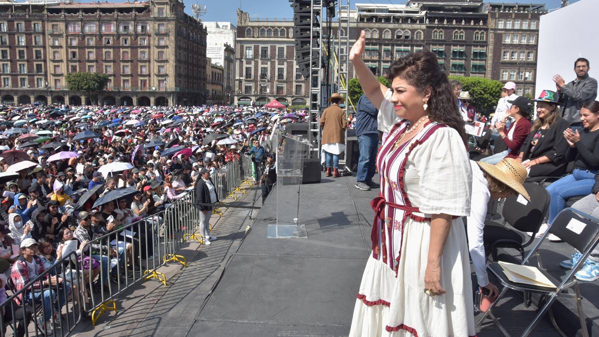 Clara Brugada entrega beca de transporte a estudiantes de CDMX