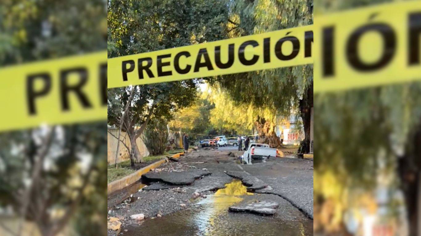 Ecatepec: Camioneta cae en socavón de fraccionamiento San Carlos