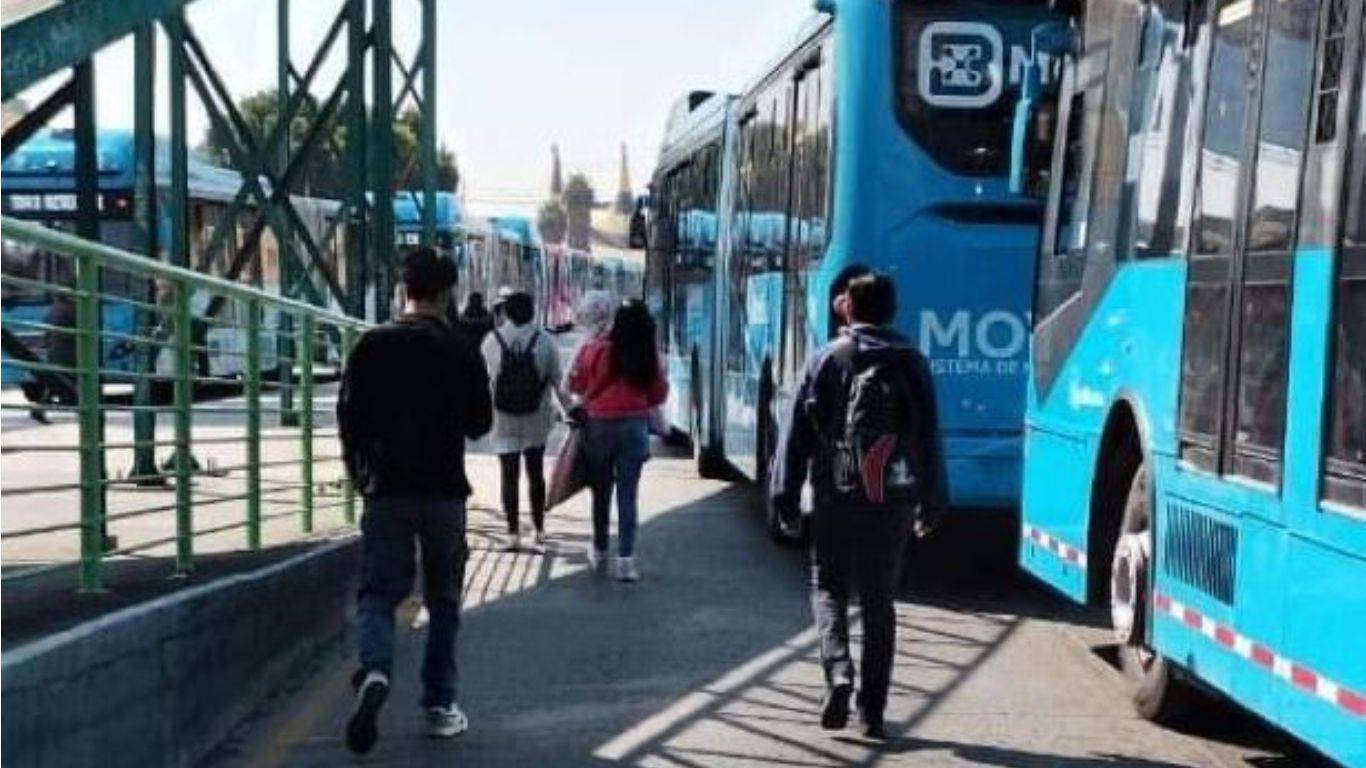 Ecatepec: Realizan bloqueo en Avenida Central para destituir a director escolar