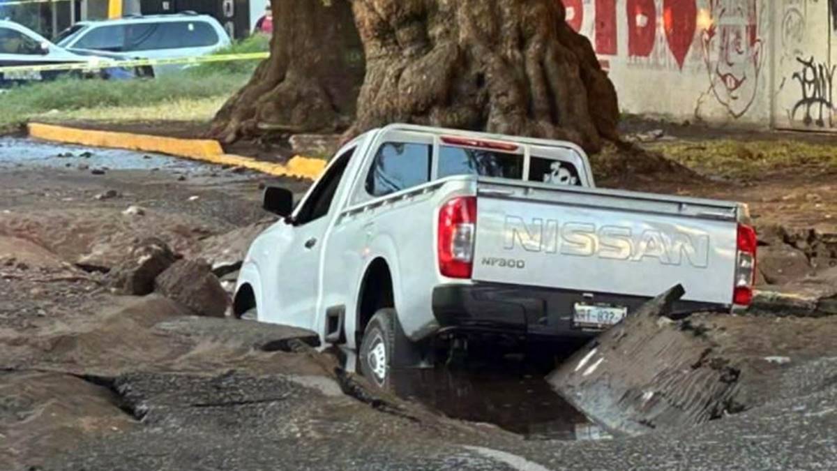 Socavón se “traga” camioneta cargada con masa para tortillas en Ecatepec