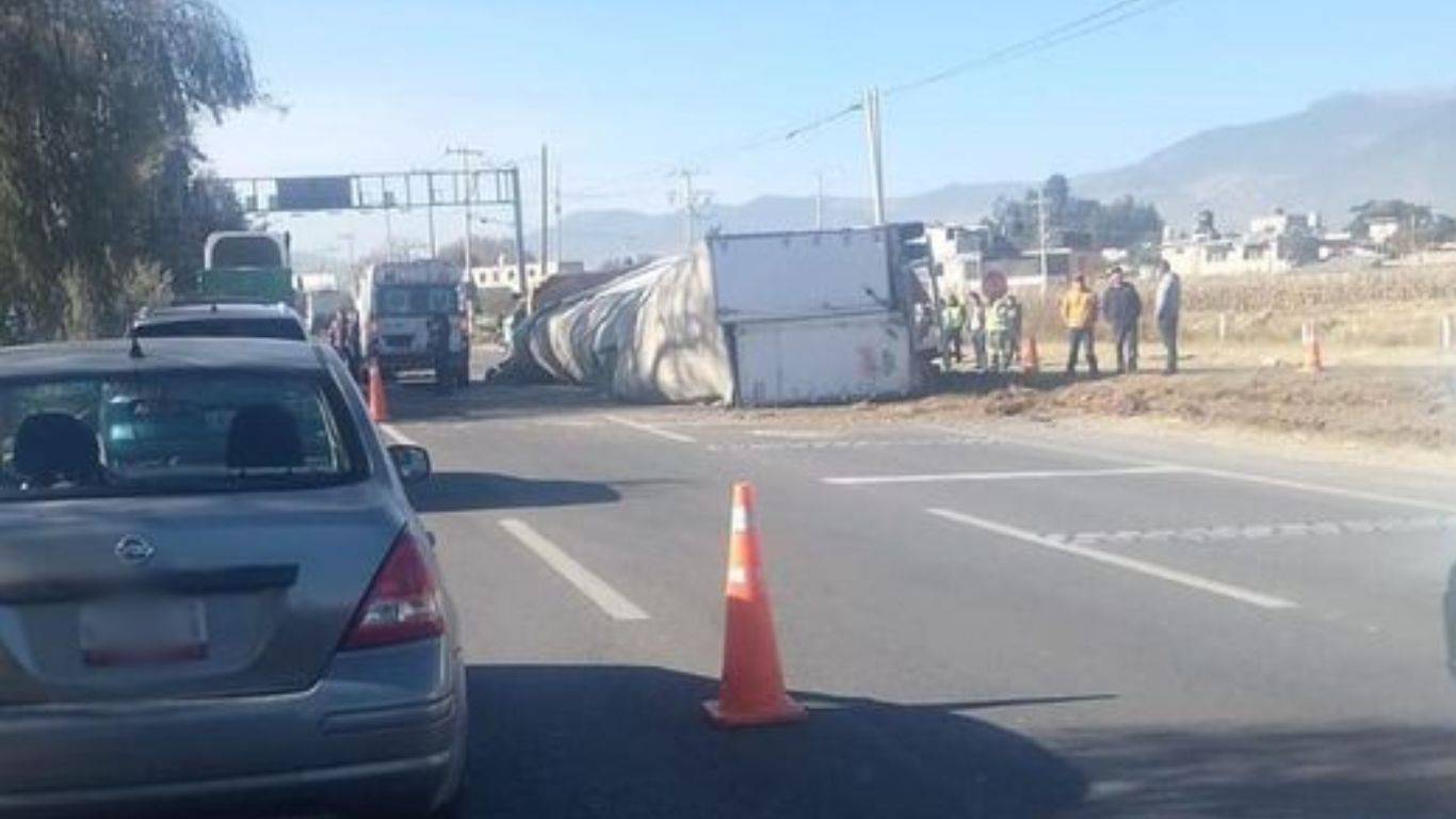 Edomex: Reportan tráfico por volcadura de tráiler en carretera Toluca-Tenango