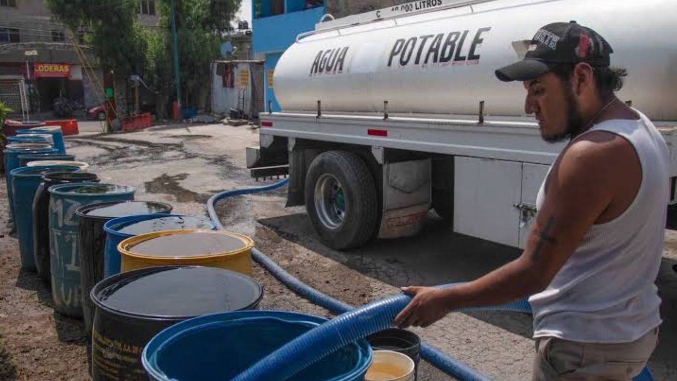 Toluca: Otorgan pipas provisionales en San José de Guadalupe Otzacatipan