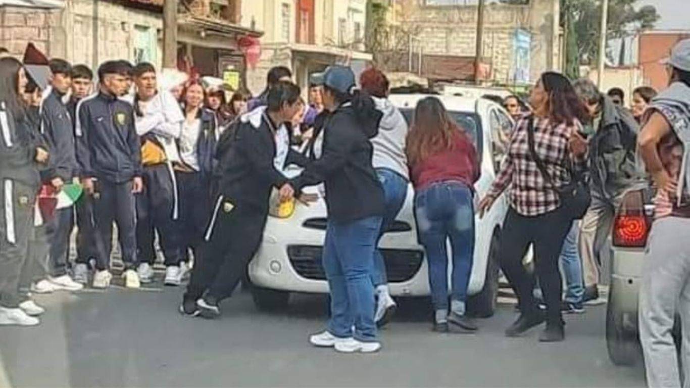 Buscan a conductora que arrolló a estudiantes durante desfile en Chalco