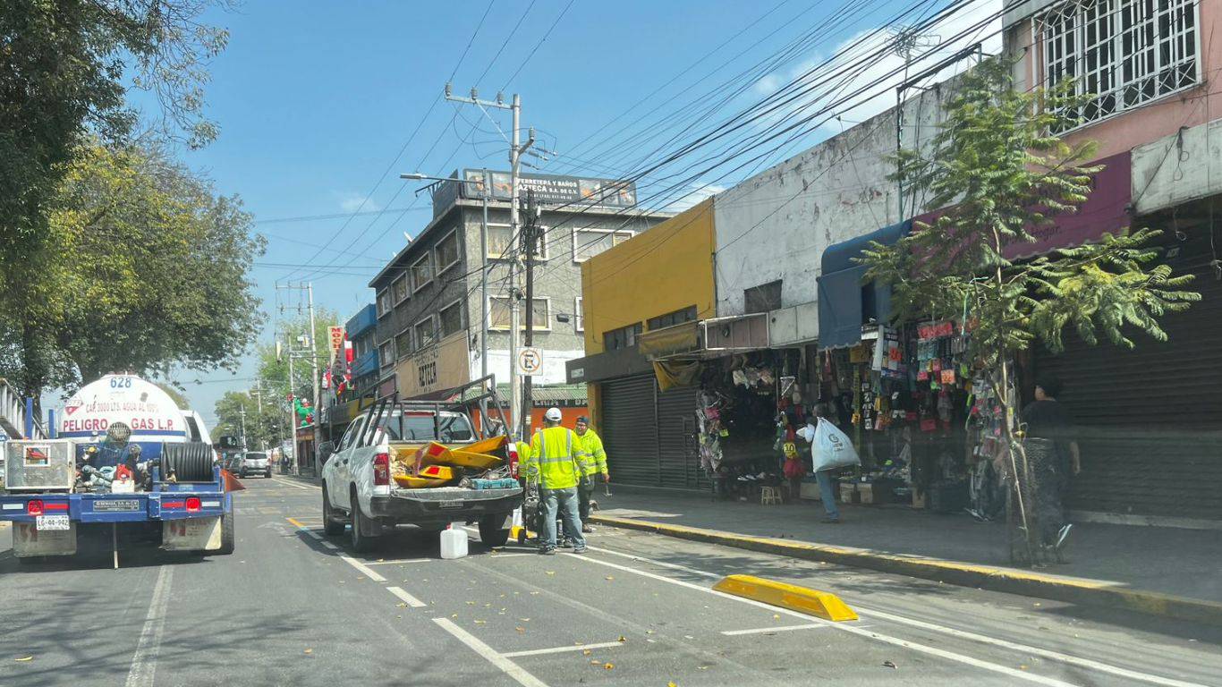 Toluca: Colocan vialetas a ciclovía tras invasión de comercio y coches