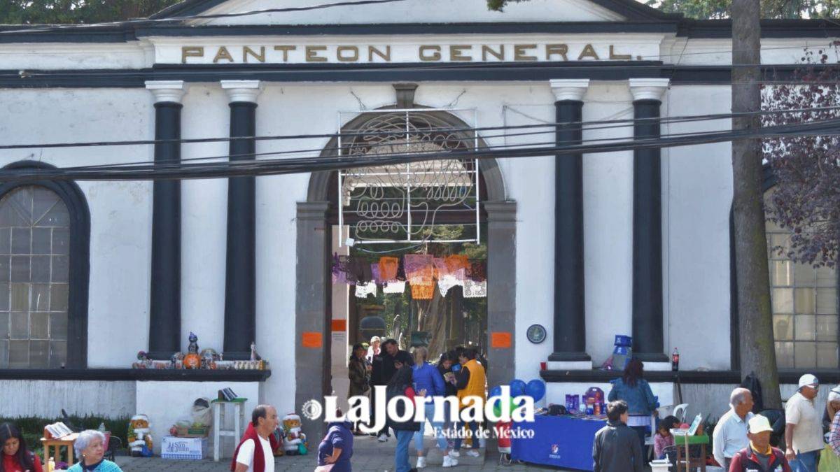 Panteones toluqueños reciben a miles de personas por Día de Muertos