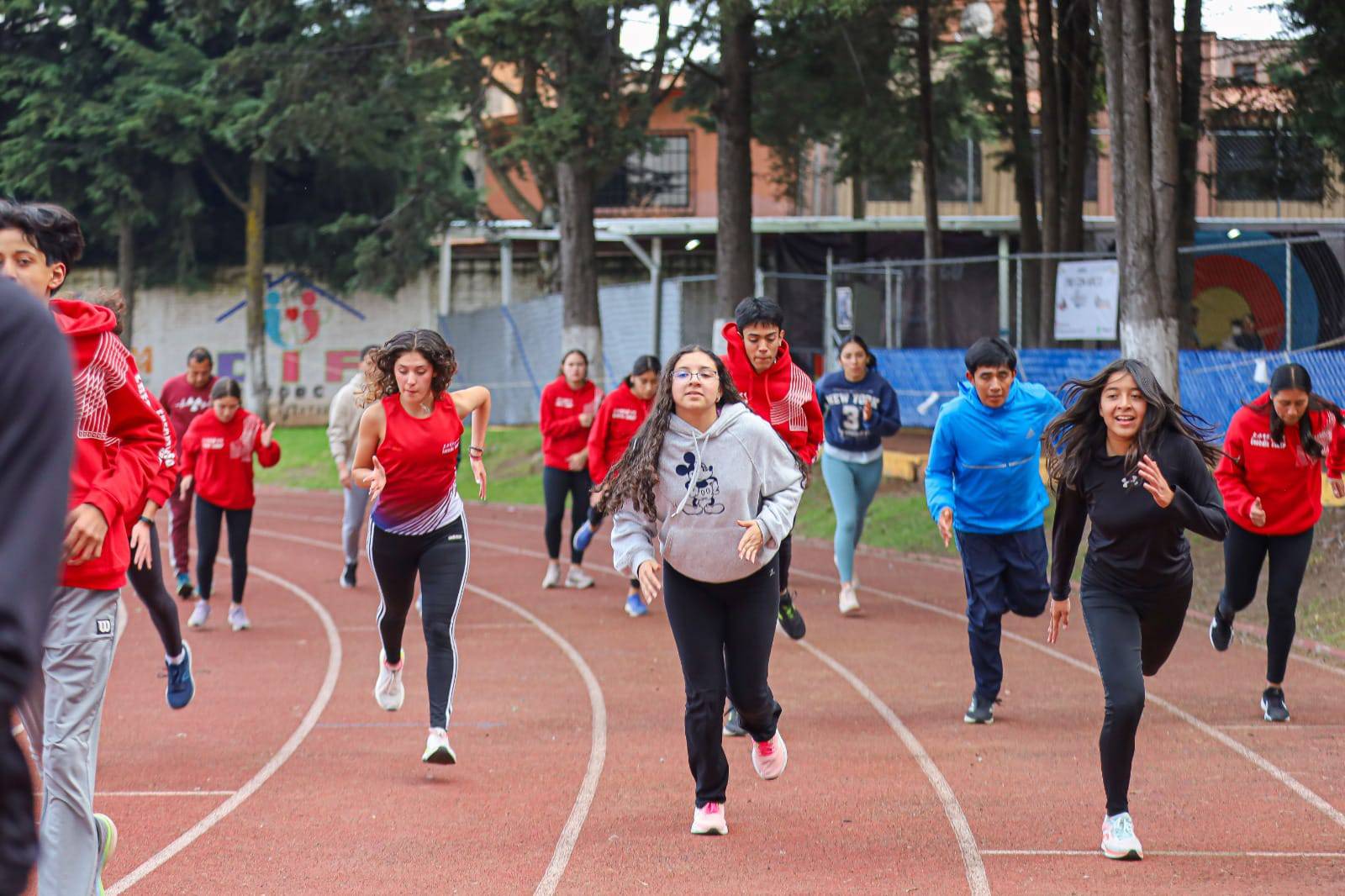 Equipo de Atletismo Ehécatl busca apoyo para seguir compitiendo