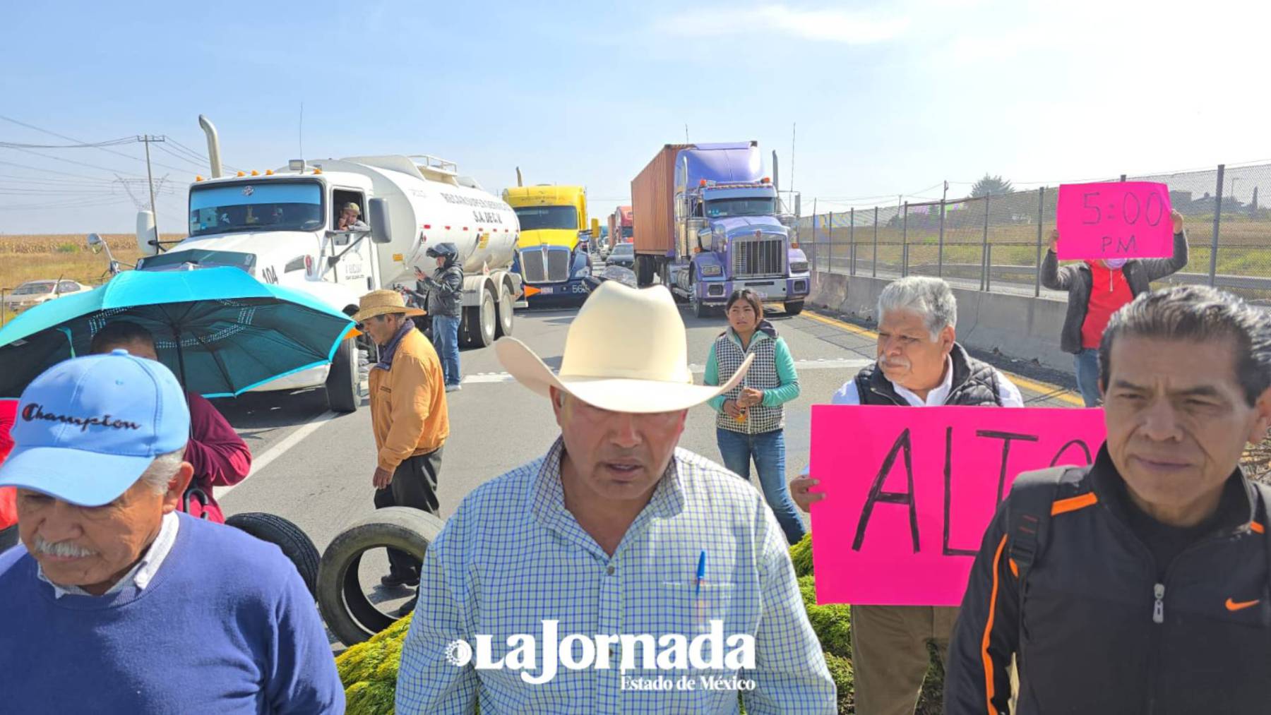 Vecinos de San Diego Linares bloquean autopista en demanda de pavimentación prometida