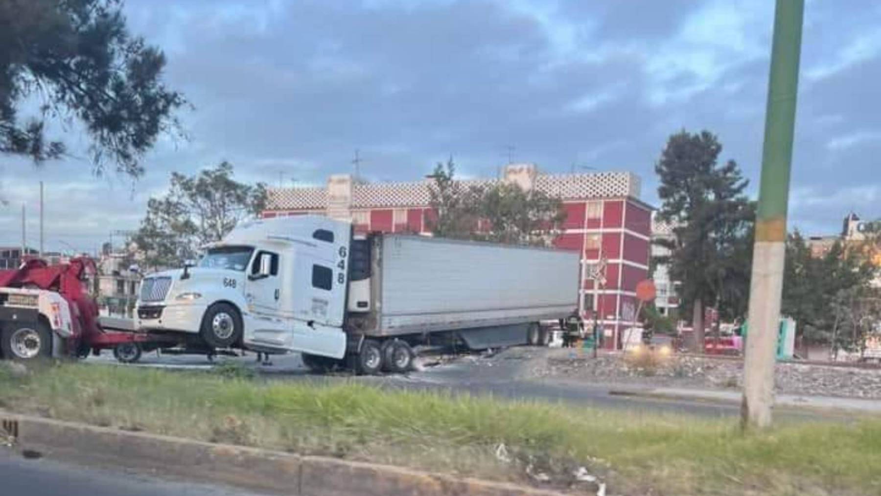 Naucalpan: Vuelca tráiler en la Luis Donaldo Colosio y provoca caos vial