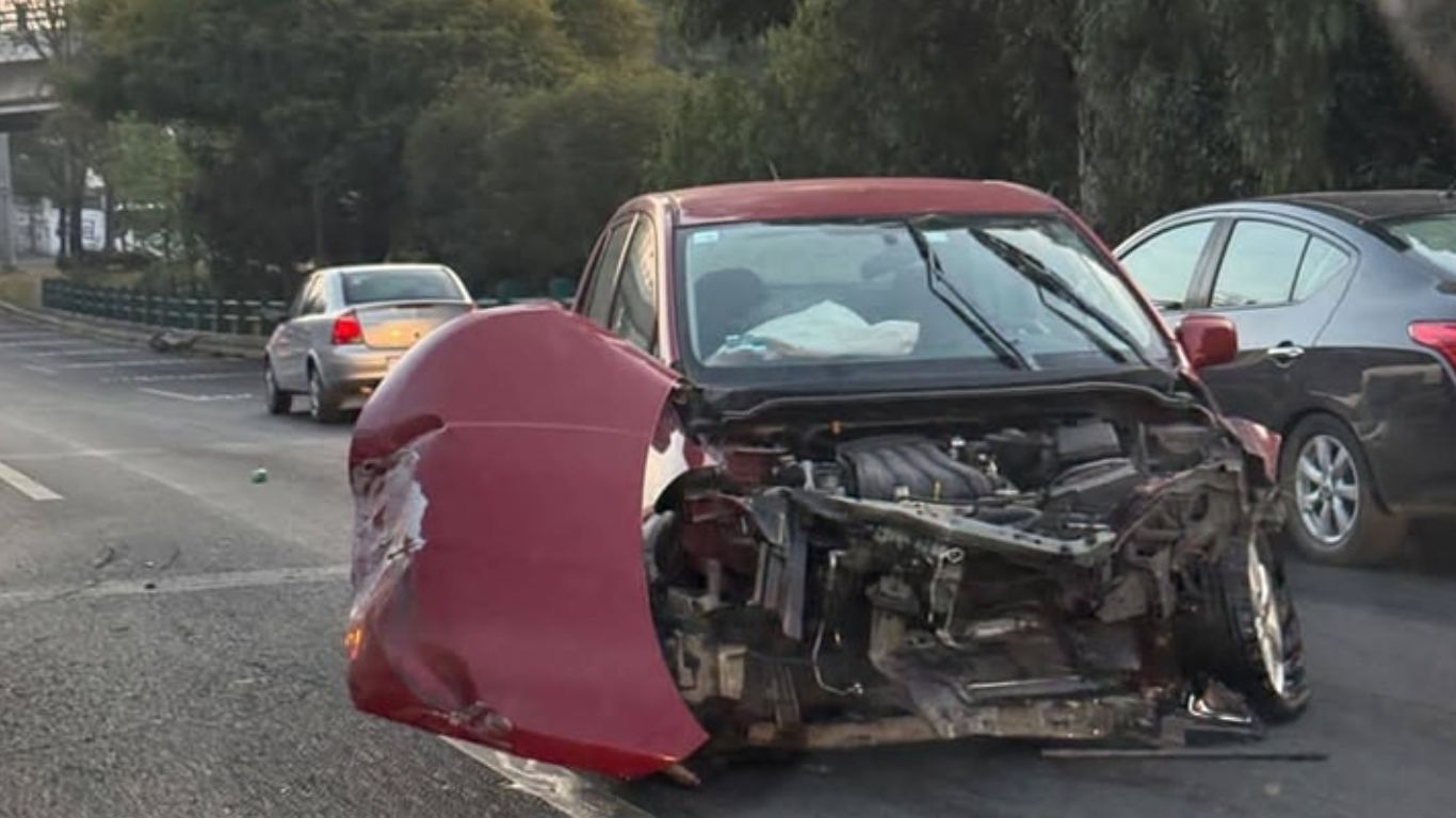 Automóvil sufre accidente sobre Paseo Tollocan