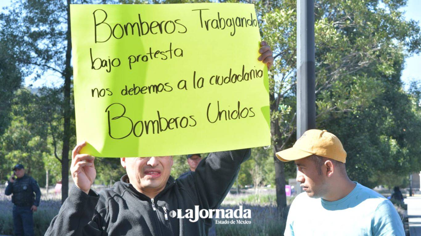 Bomberos de Toluca se manifiestan frente al Ayuntamiento