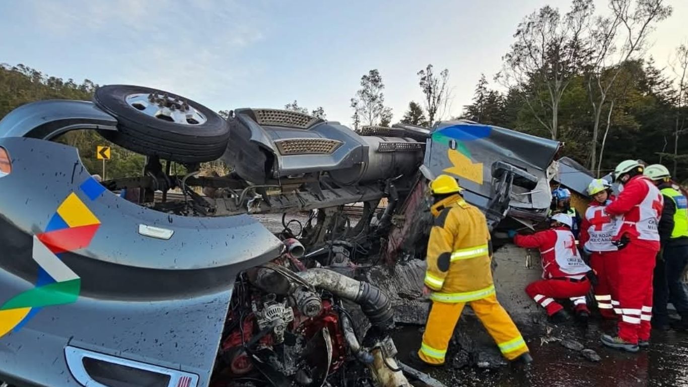 Chofer queda atrapado tras volcadura en la autopista Acambay-Atlacomulco