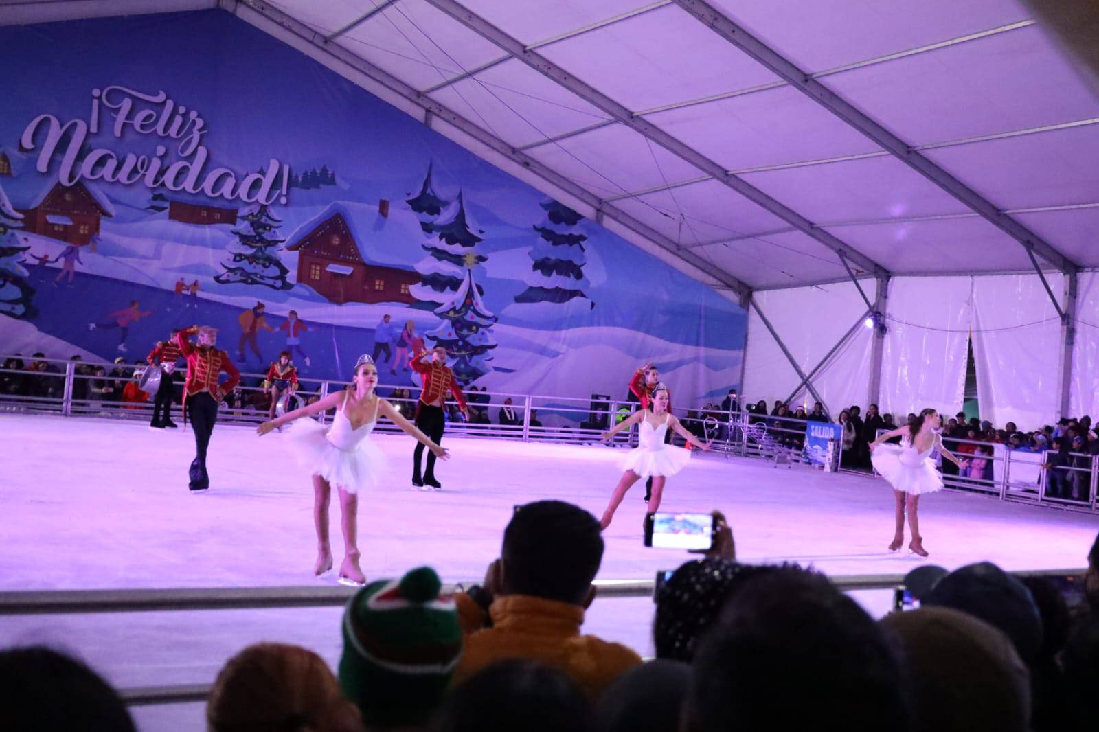 Huixquilucan inaugura dos pistas de hielo para el disfrute de la Navidad en familia