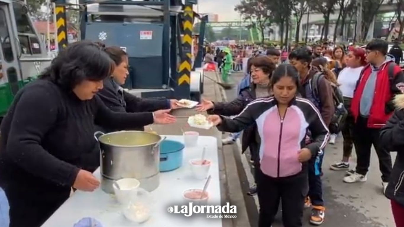 Edomex: Familiares brindan alimentos a peregrinos guadalupanos