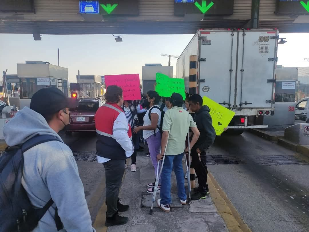 Pacientes que se realizan hemodiálisis se manifiestan en la caseta México Querétaro