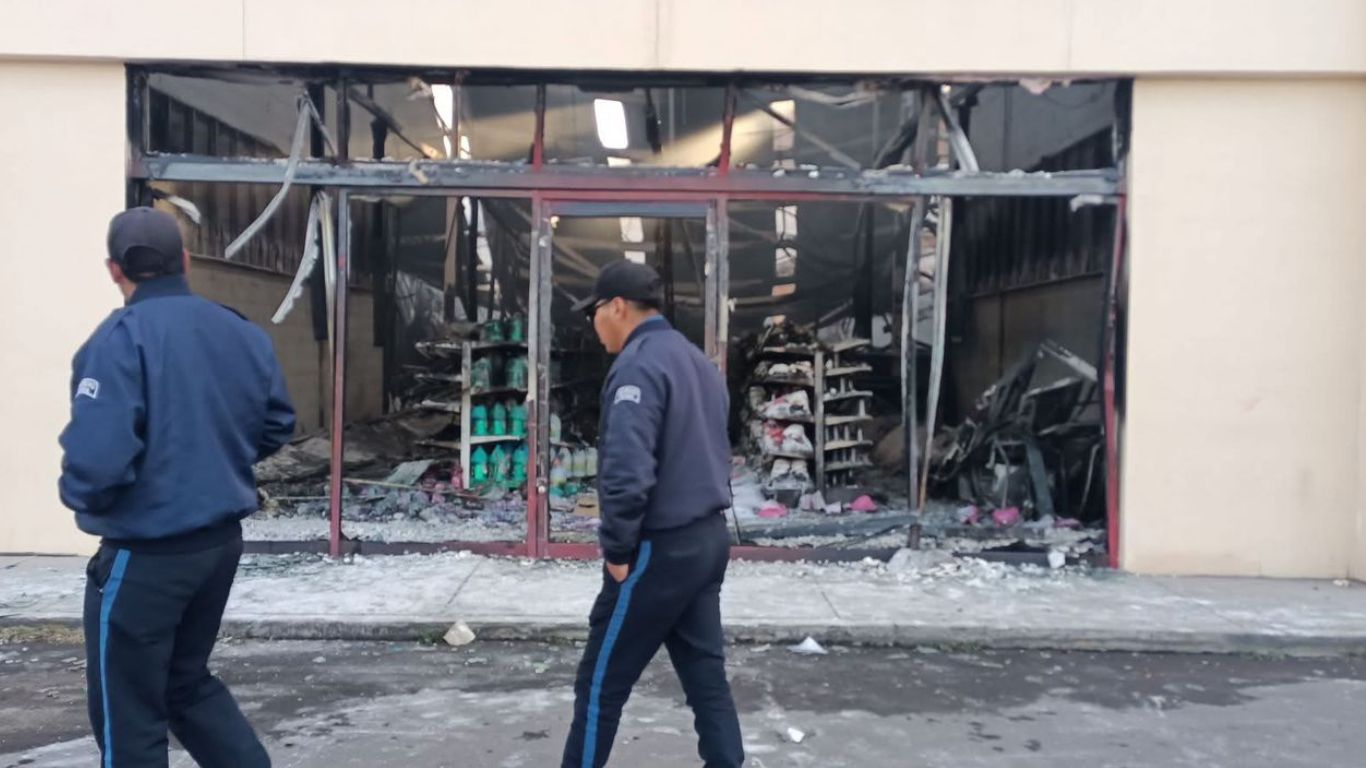 Incendio arrasa con tienda en Zumpango