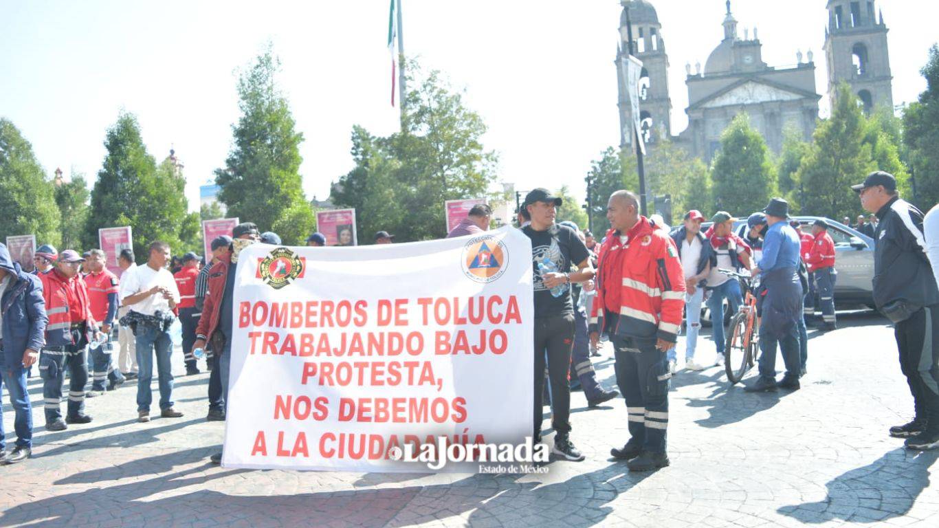 Protección Civil y Bomberos de Toluca se manifiestan frente a Palacio de Gobierno