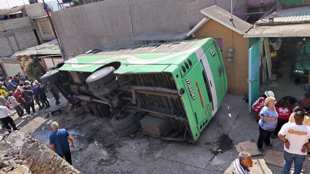 Vuelca autobús de pasajeros en Tlalnepantla; 18 heridos y dos hospitalizados