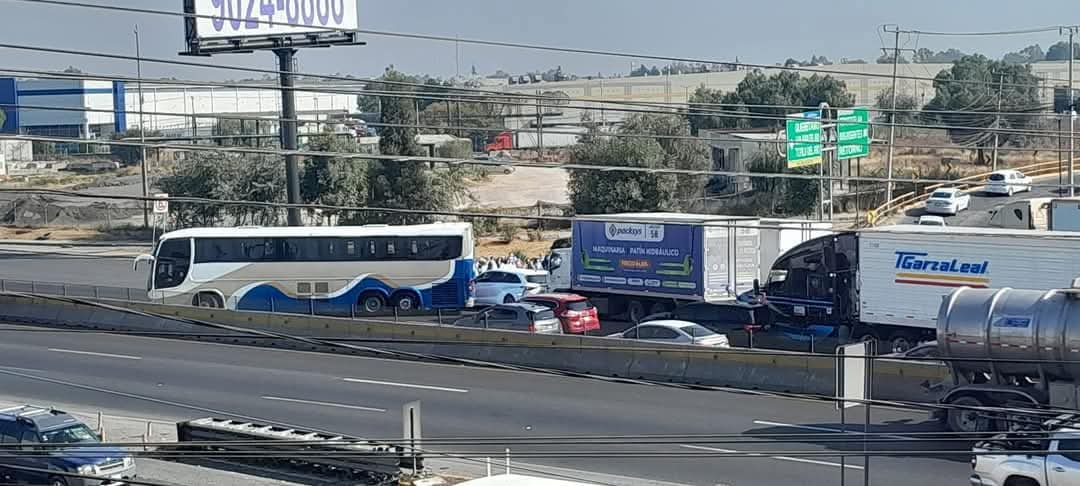 Cierran habitantes de Tultitlán la autopista México Querétaro cerca de la caseta de Tepotzotlán