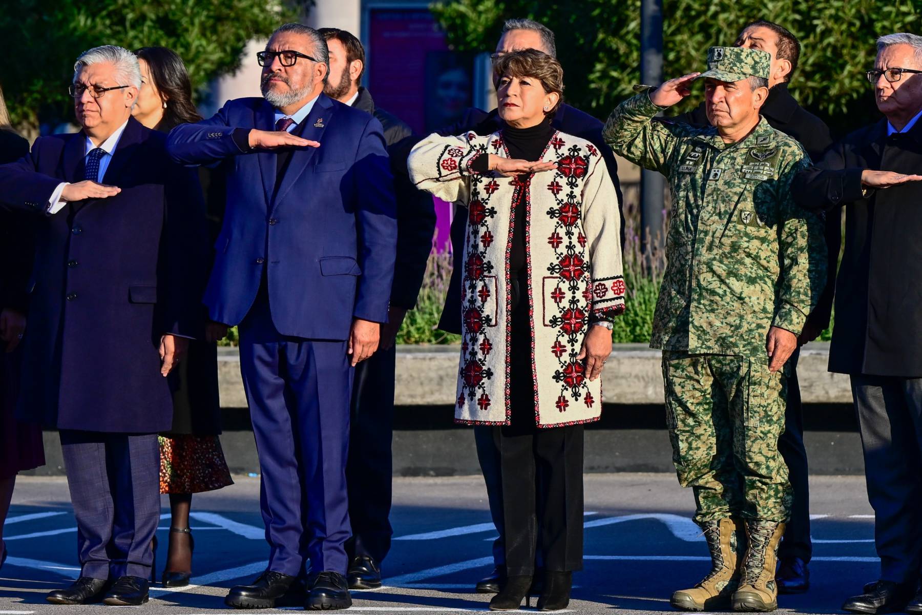 Delfina Gómez encabezó la ceremonia de honores al lábaro patrio en Toluca