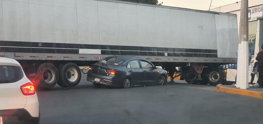 Auto queda atrapado bajo trailer en la Cuautitlán-Tlalnepantla