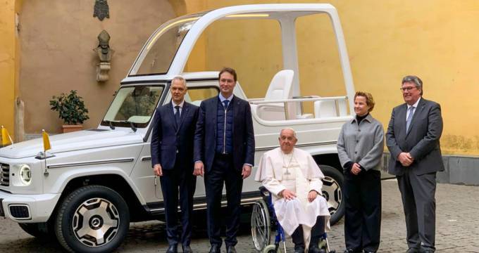 Papa Francisco estrena Papamóvil Eléctrico de Mercedes-Benz