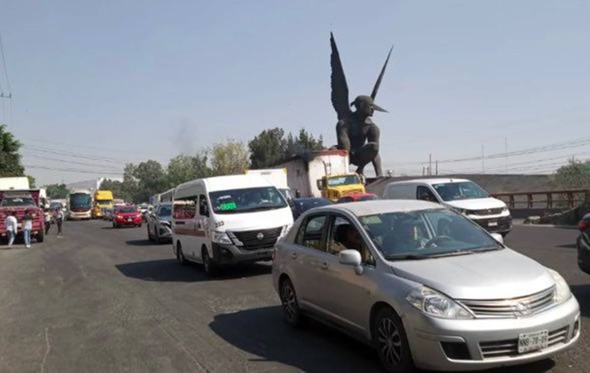 Trabajadores del Tren Maya bloquean autopistas del Edomex