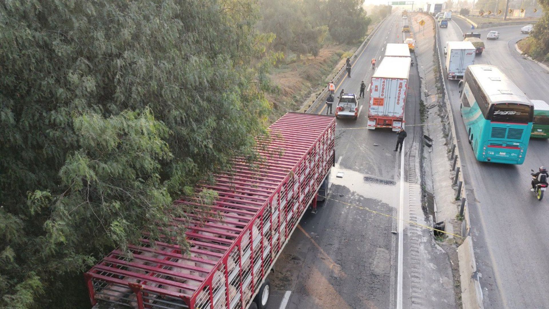 Tráiler choca contra muro en el Circuito Exterior Mexiquense, en Ecatepec