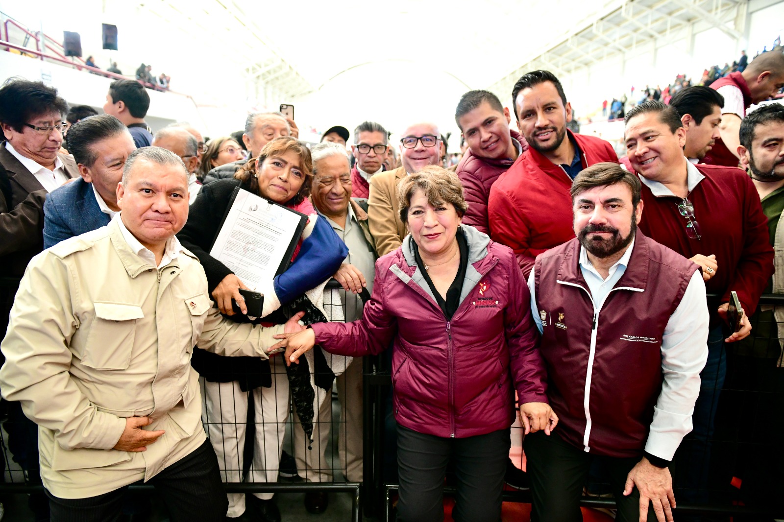 Delfina Gómez entrega títulos de propiedad en Ecatepec