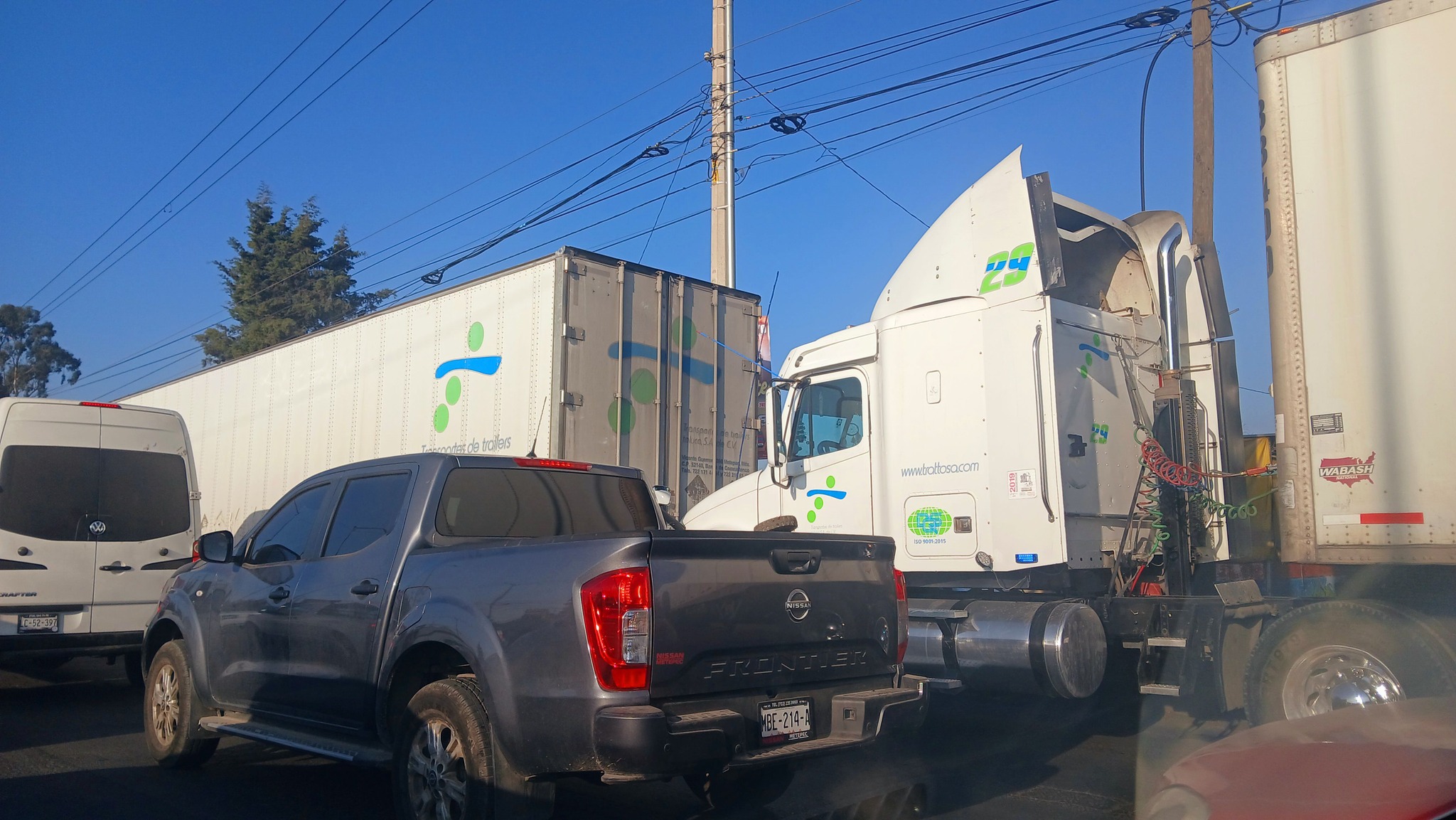 Lento avance hacia Toluca por tráilers detenidos