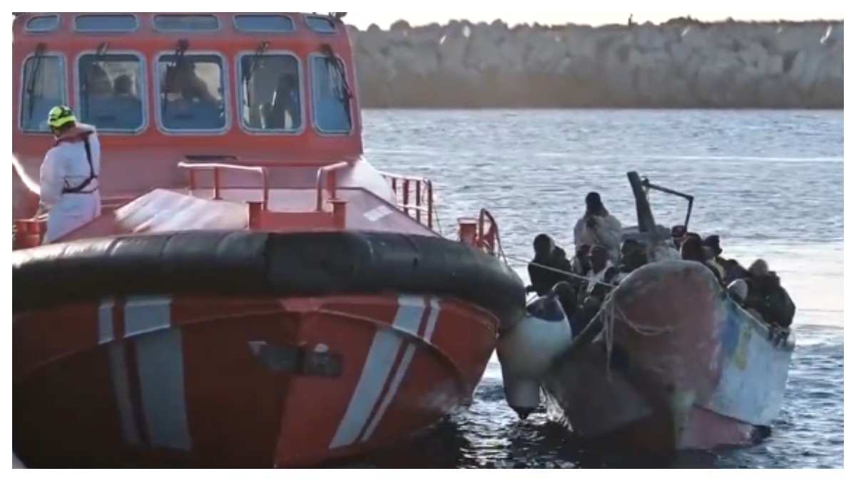 Casi como un milagro de Día de Reyes Magos, nace bebé en lancha de migrantes que se dirigía a Islas Canarias.