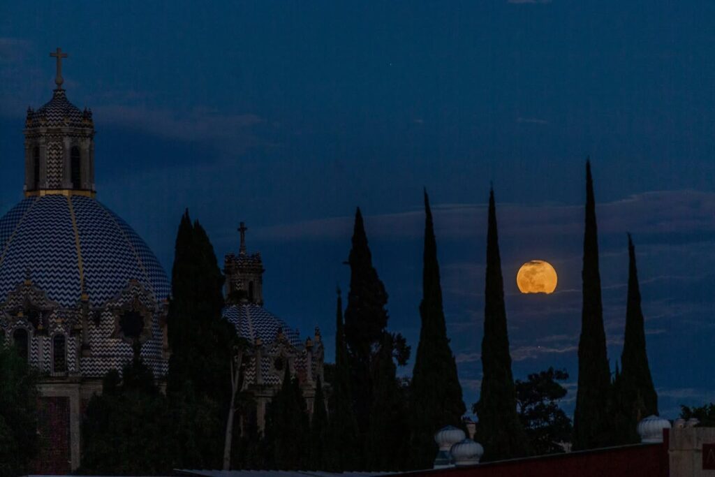 Luna llena vista desde la Basílica de Guadalupe. 

Foto: Jose Carlo Gonzalez