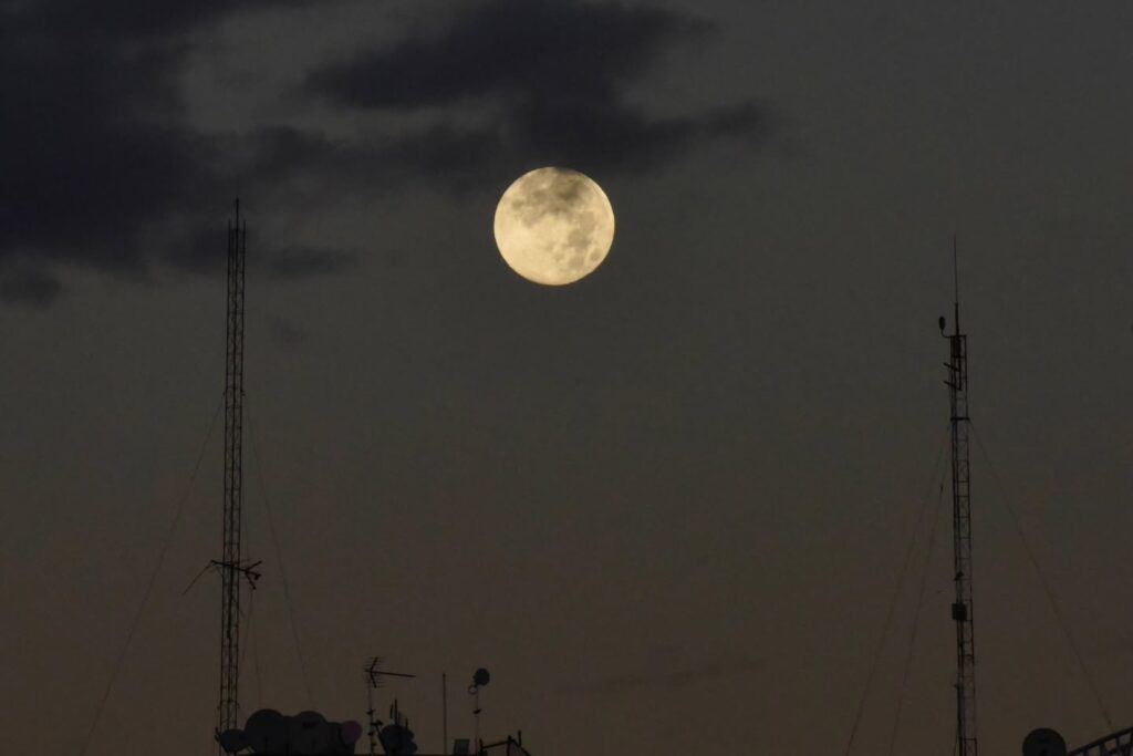 La Luna Llena vista desde el Centro Histórico de la CDMX.

Fotos: Germán Canseco