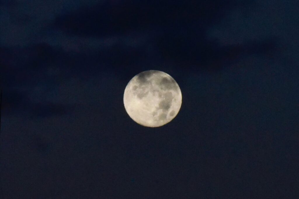 La Luna Llena vista desde el Centro Histórico de la CDMX.

Fotos: Germán Canseco