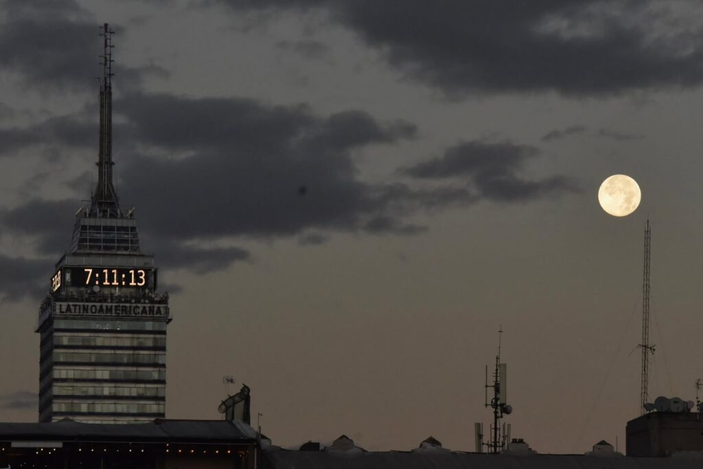 La Luna Llena vista desde el Centro Histórico de la CDMX.

Fotos: Germán Canseco