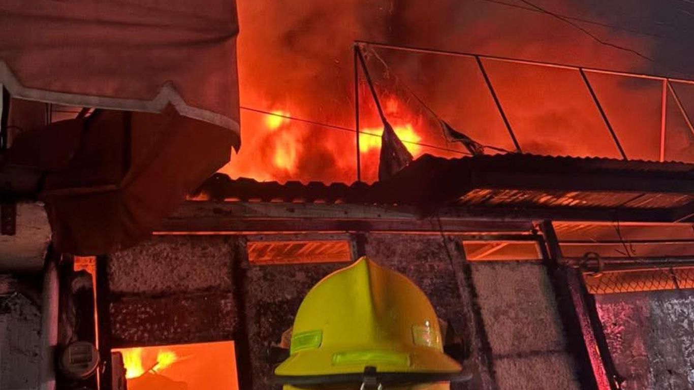 Tlalnepantla: Se incendia vulcanizadora y llantera durante la madrugada