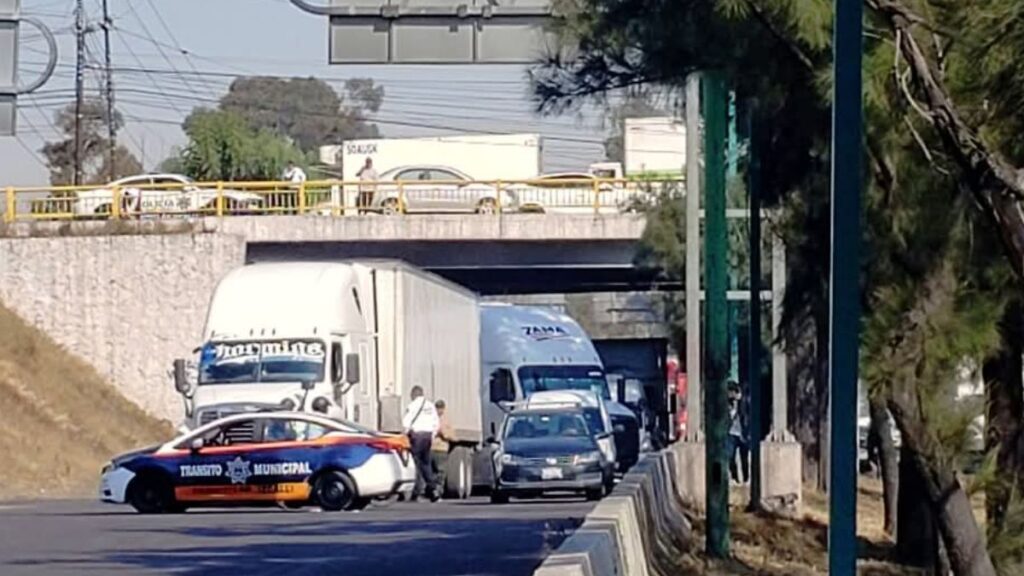 Manifestantes bloquean la autopista México-Querétaro por falta de atención a sus demandas.