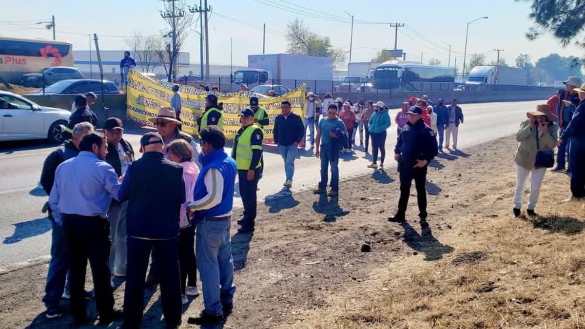 Manifestantes bloquean la autopista México-Querétaro por falta de atención a sus demandas.