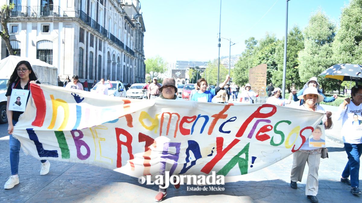 Colectivo continúa exigiendo la liberación de sus familiares injustamente presos en Almoloya de Juárez.