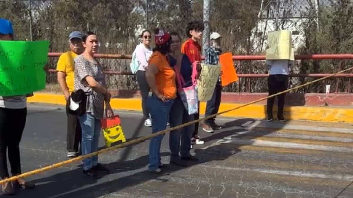 Vecinos de San Juan Ixhuatepec bloquean avenida en Tlalnepantla