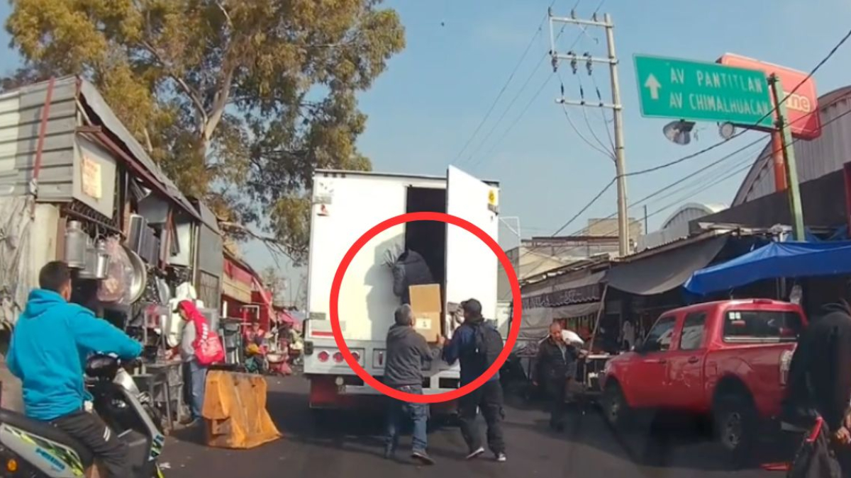 [VIDEO] Captan robo a camión en Neza: sujetos aprovechan el tráfico para sustraer mercancía