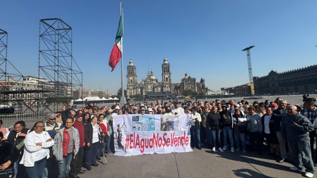 Vecinos de Ecatepec acuden a la SCJN para dar a conocer la falta de agua en sus colonias.